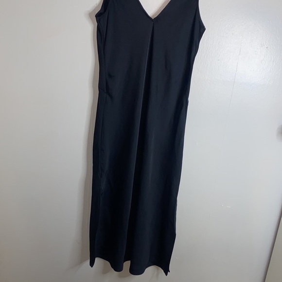 🎱NWT Beautiful Black V-Neck slip dress with slit up the side! - Picture 5 of 11